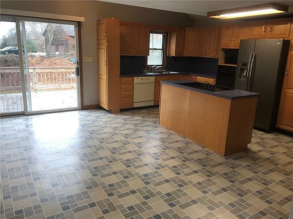 2nd image of 21 Winchester Dr