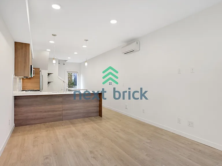 3537 Wallingford Ave N — Photo 3