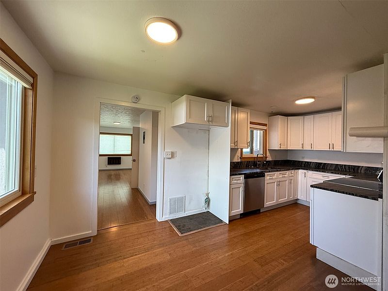 3rd image of 424 SW 3rd Street