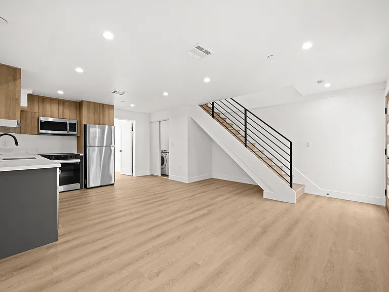 2000 Hillcrest Dr — Photo 25