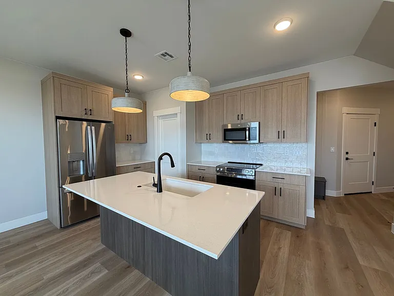 577 E Hemsworth Ln — Photo 1