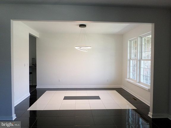 5th image of 1156 E Founds St