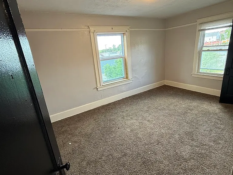 441 Knox St — Photo 9