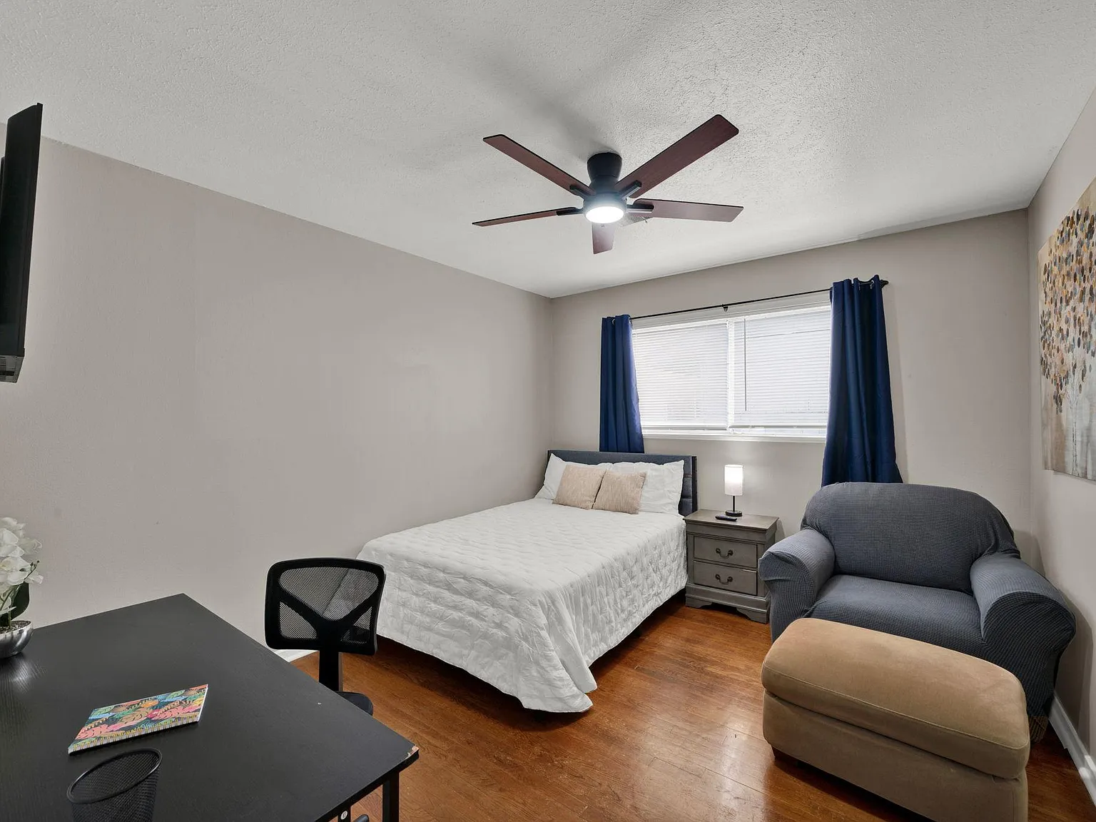 4 bed, 4.0 bath, 1610 sqft, $702 — Photo 2