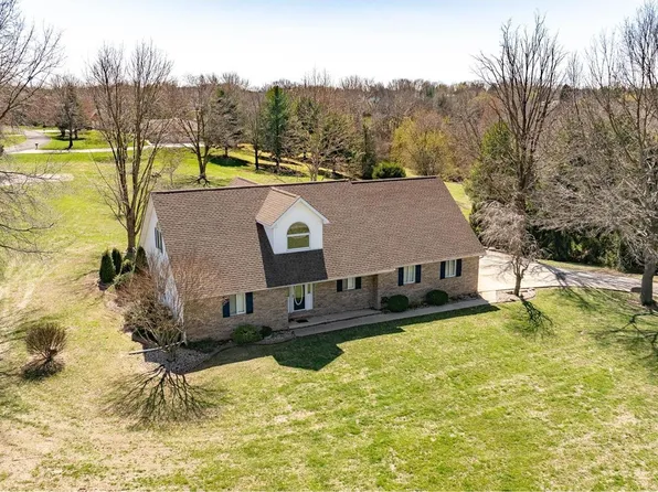 2907 Fox Run Dr, Godfrey, IL 62035