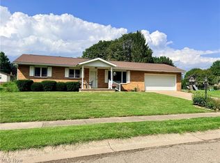 447 Rosch Ct SW, New Philadelphia, OH 44663