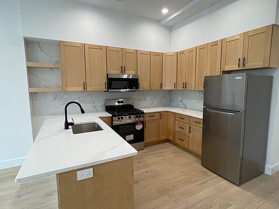 2nd image of 23 W 76th St #5B