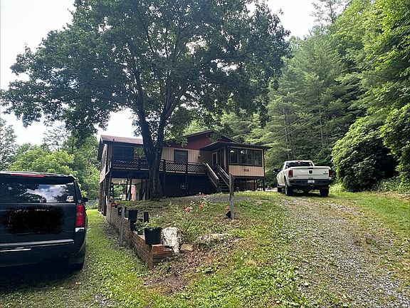 2nd image of 3510 Goldfinch Ln