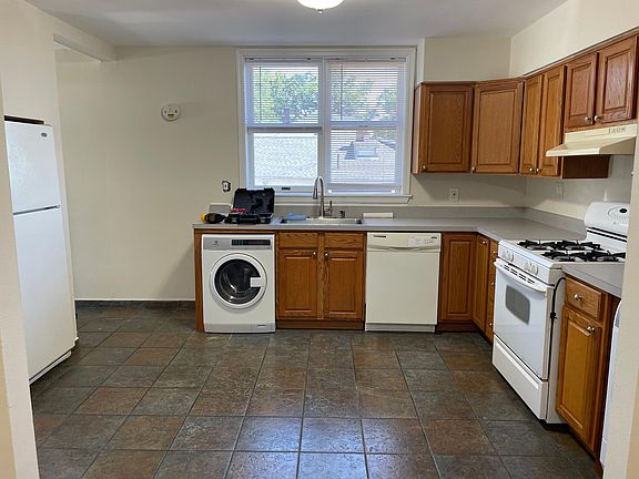 Large Eat-in kitchen with washer and dryer