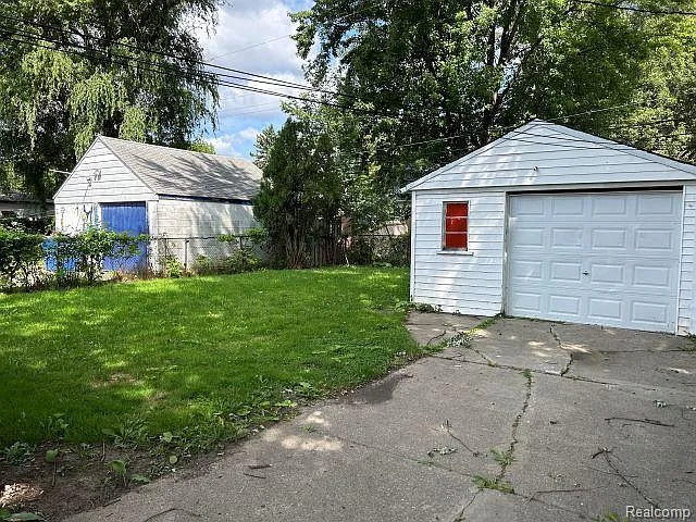 3 bed, 1.0 bath, 1045 sqft, $1,350 — Photo 2