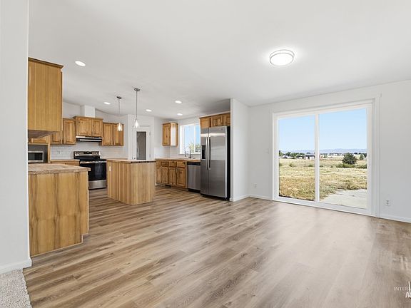 4th image of 3095 Center Ave