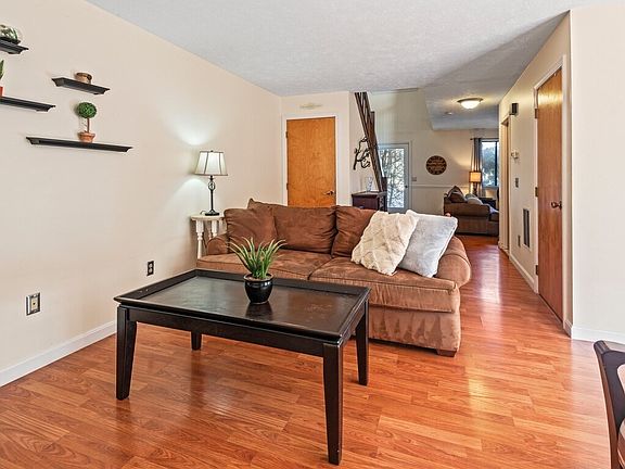 4th image of 5 Country Club Ln #B