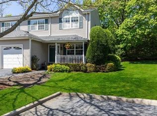 9 Springwood Ln, Huntington, NY 11743