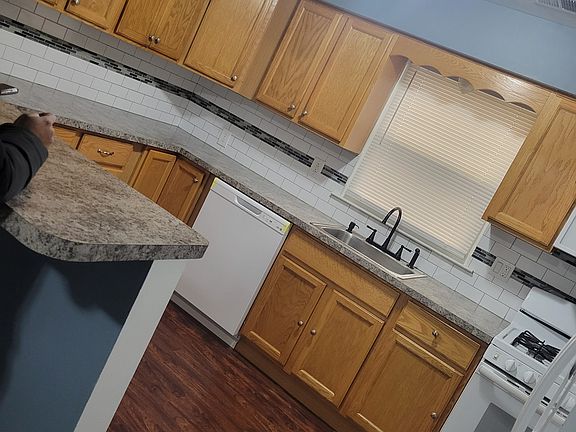 5th image of 58 Hinsdale Pl Floor 2