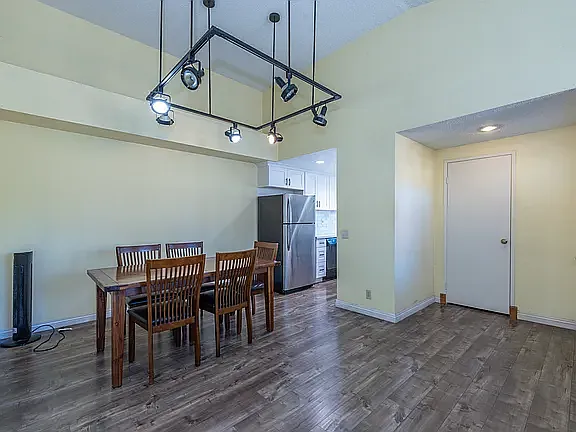 375 Stanford Ct — Photo 3