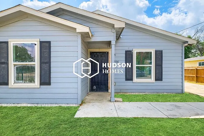 3 bed, 2.0 bath, 909 sqft, $1,249 — Photo 3