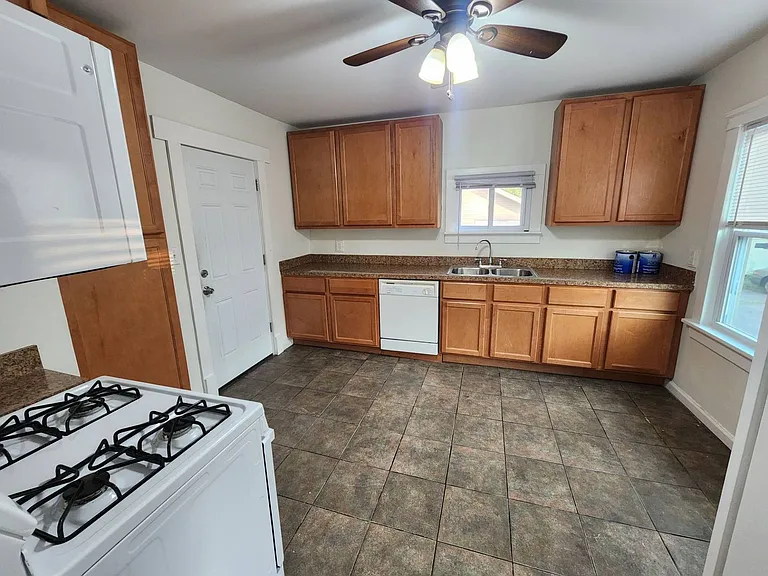 106 W Grace St — Photo 18