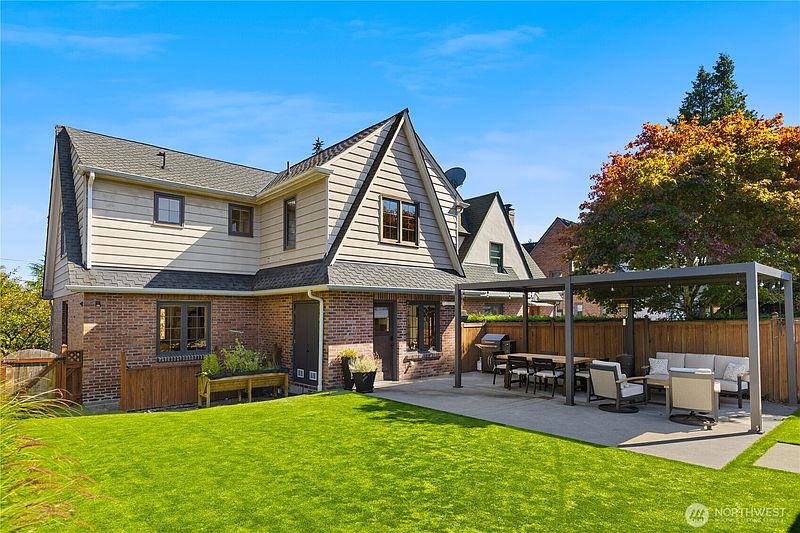 2nd image of 6857 32nd Avenue NE
