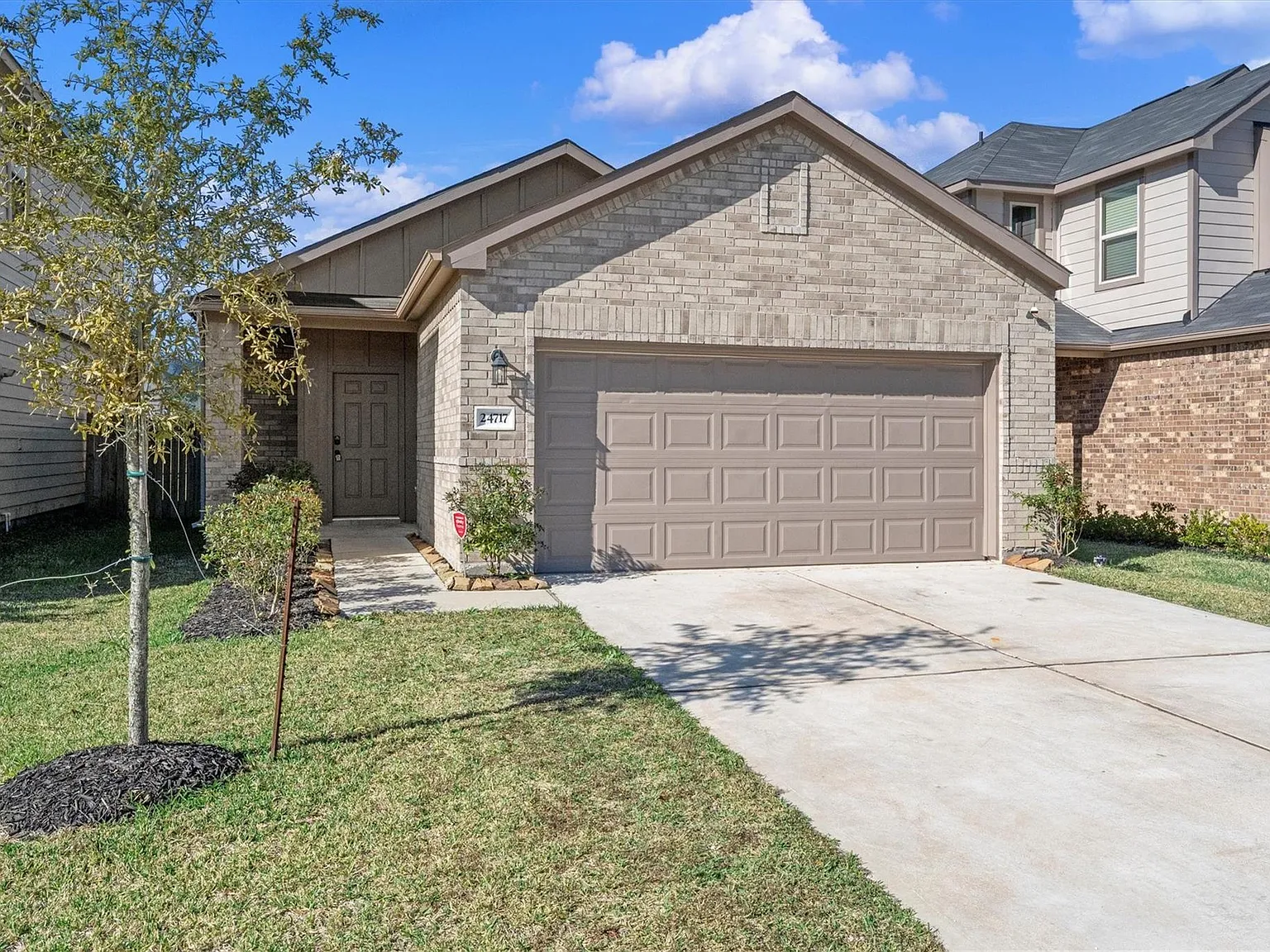 3 bed, 2.0 bath, 1411 sqft, $2,050 — Photo 2