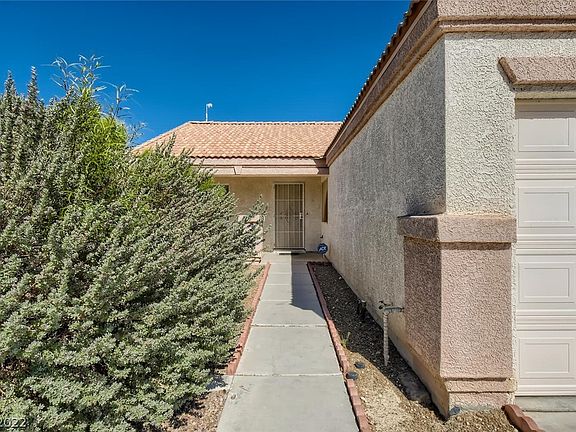 3rd image of 3822 W El Campo Grande Ave