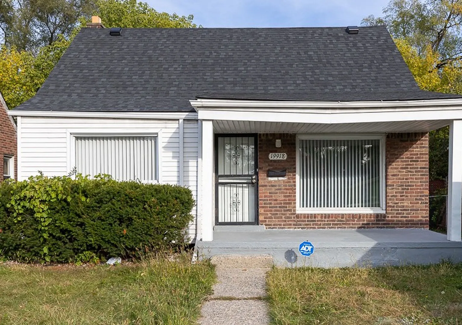 Open House- Tuesday, August 25th 6pm-630pm! Beautiful Brick Bungalow Only 1375/Mo! — Photo 1