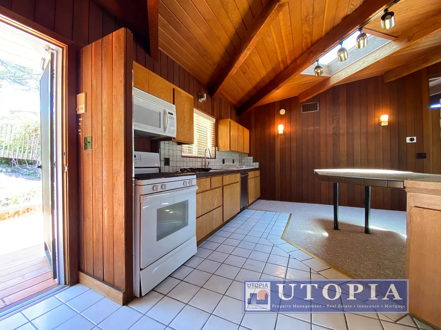 Sunny, Spacious, Home Near Sunny Cove Beach — Photo 2