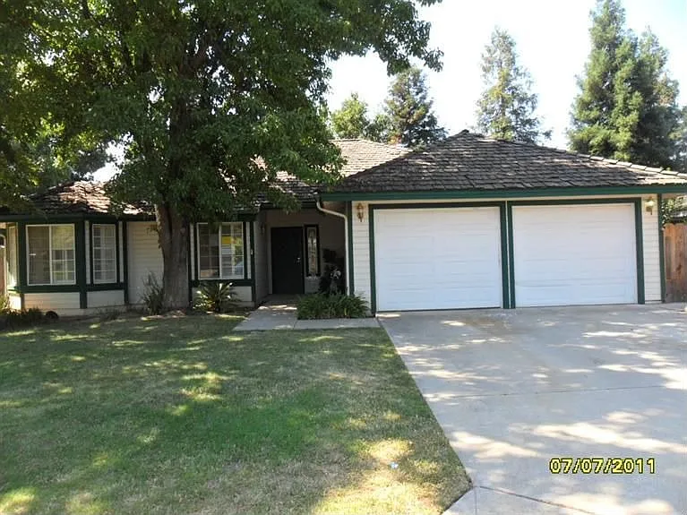 1915 E Portland Ave photo 1