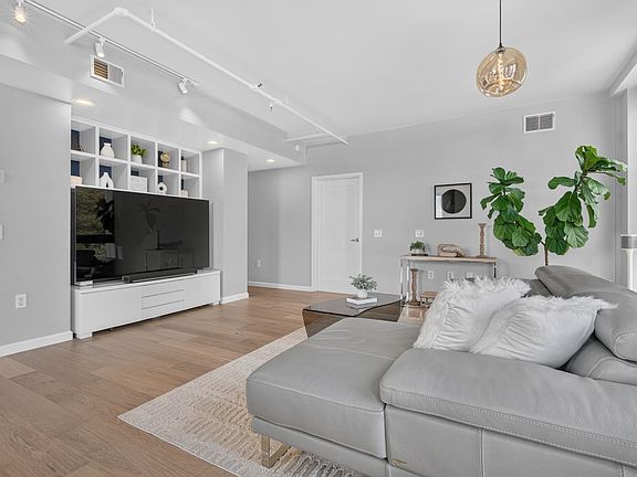5th image of 800 Jackson St #701