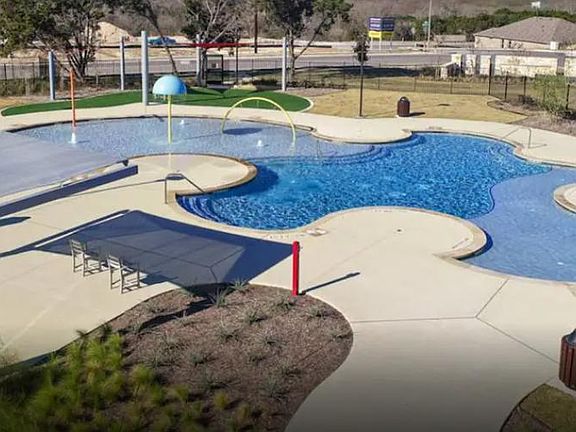2 mins walking distance to the community pool