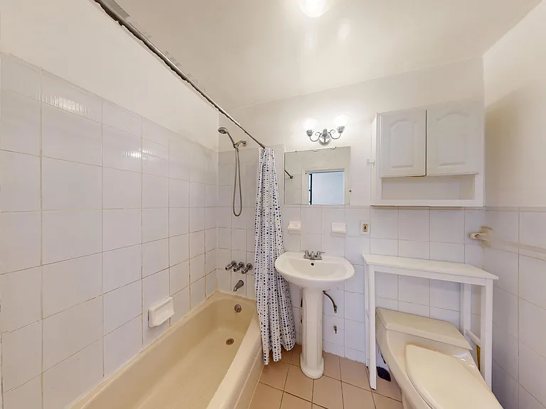 300 1/2 E 65th St #4 — Photo 18