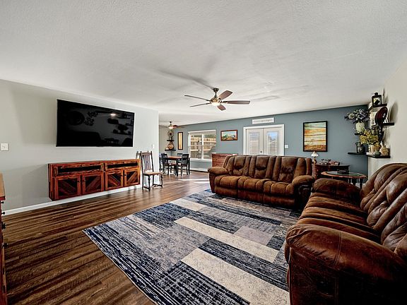 3rd image of 632 Jasper Dr