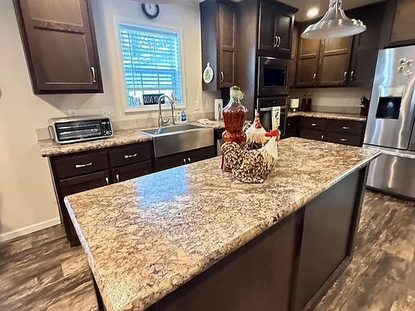 3855 Emerald Park Dr, Milford, MI 48380
