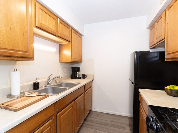 5th image of 1905 8th St #90