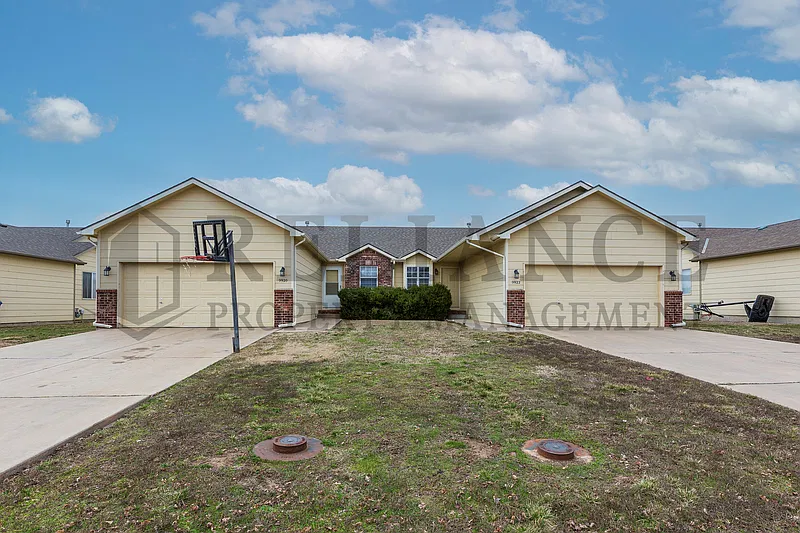 3 bed, 2.0 bath, 1410 sqft, $1,545 — Photo 2