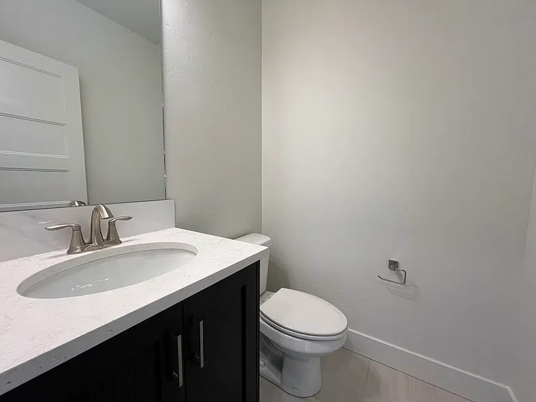 1431 N Meadowglen Ave — Photo 15