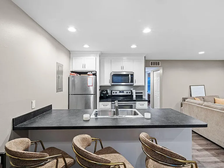 333 E 4th St #B6 — Photo 1