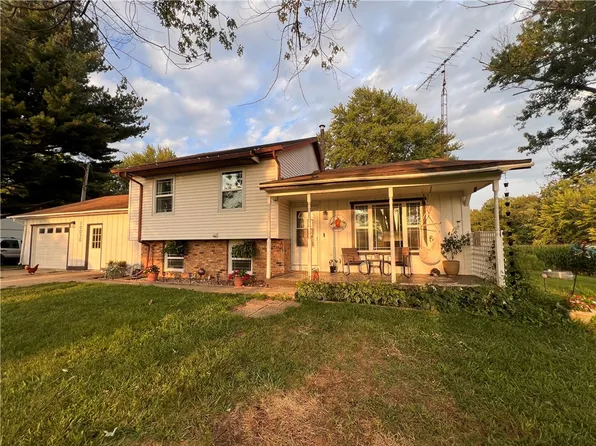 10020 N 400th St, Altamont, IL 62411