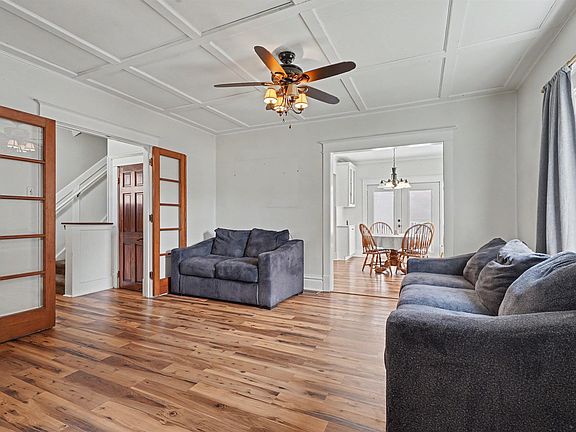 3rd image of 309 6th St SE