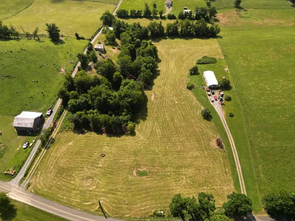 9060 Stillmeadows Ln, Meadowview, VA 24361