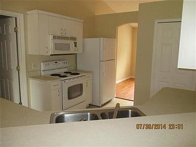 4th image of 830 Parkwood Ave
