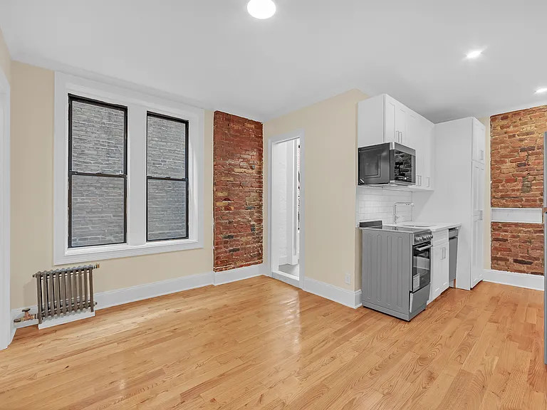 318 E 11th St #6 — Photo 8