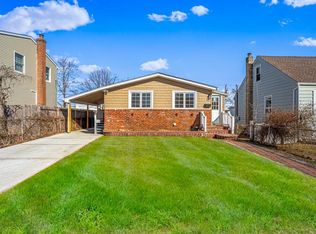 16 Riviera Pkwy, Lindenhurst, NY 11757