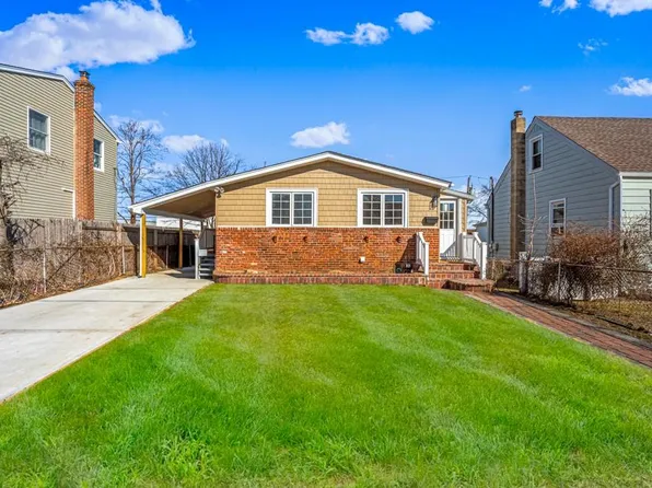 16 Riviera Parkway, Lindenhurst, NY 11757