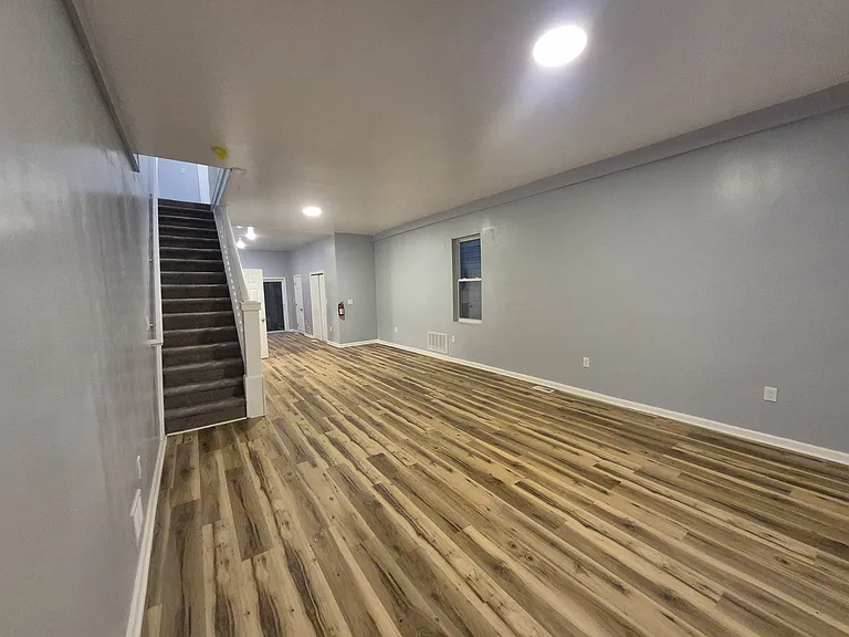 421 Ridgeway St — Photo 4