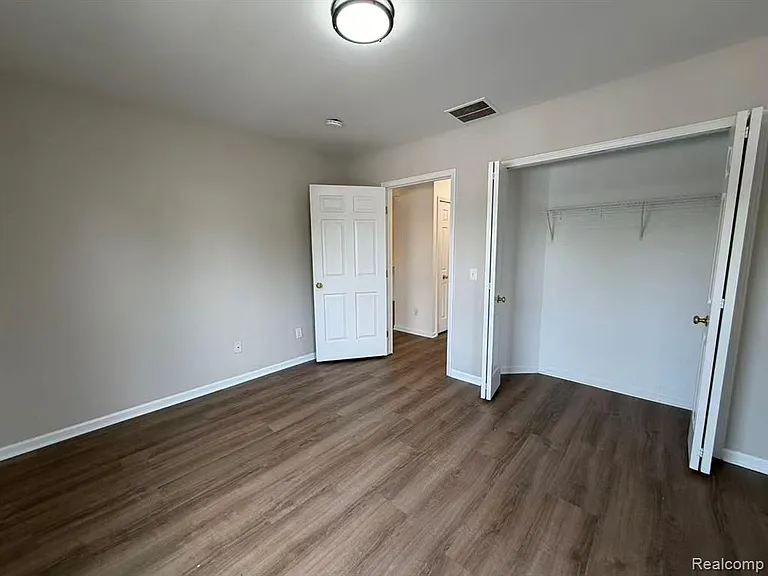 2710 S Knightsbridge Cir — Photo 9
