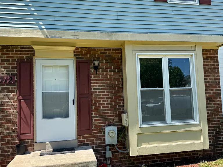 2712 Red Oak Ln — Photo 1