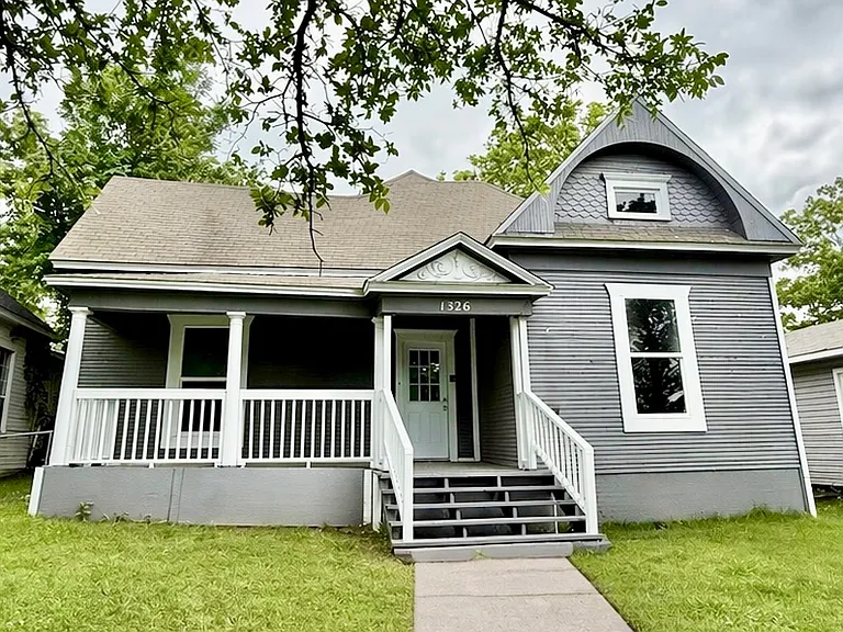 1326 W Sears St — Photo 1