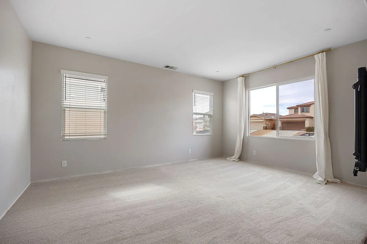 4 bed, 3.0 bath, 2286 sqft, $3,400 — Photo 4