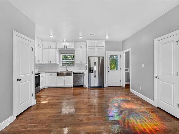 5th image of 992 S 6th Ave