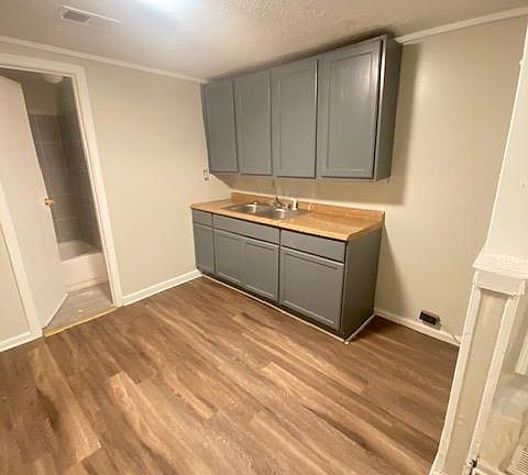 2nd image of 2383 Vandale Ave